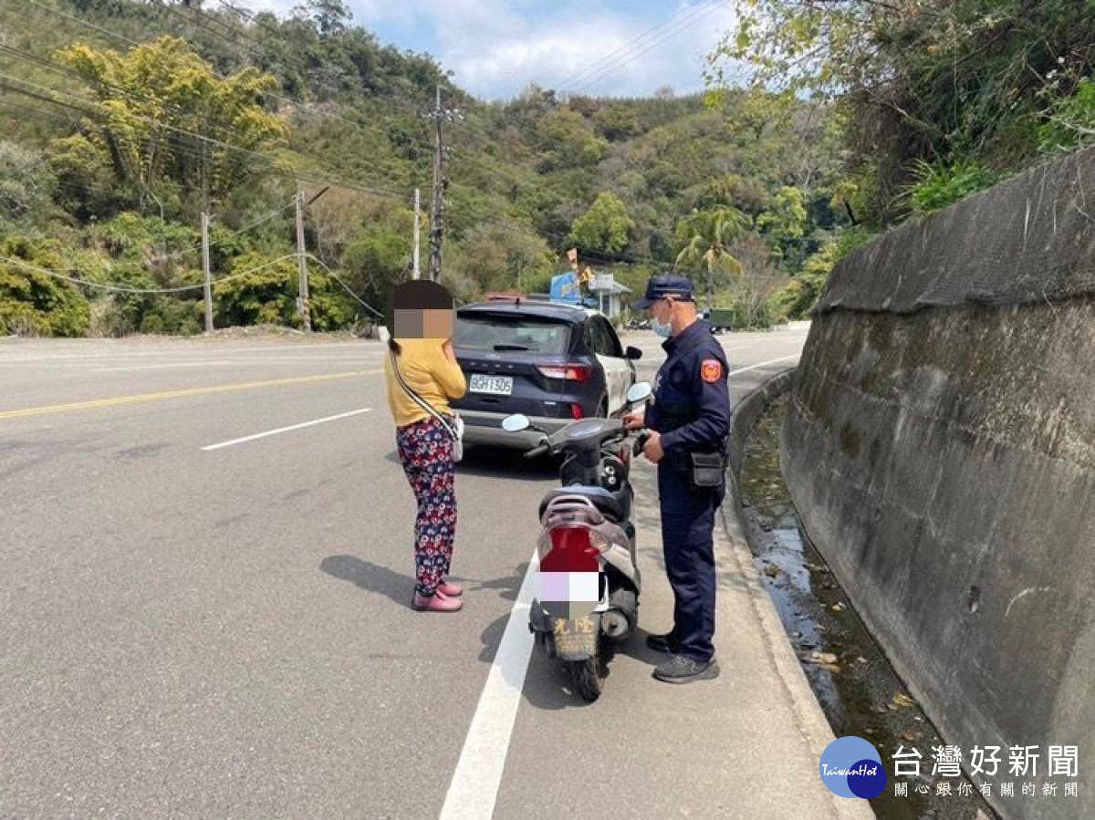 婦人機車於山間道路突然故障　幸遇警相助返家