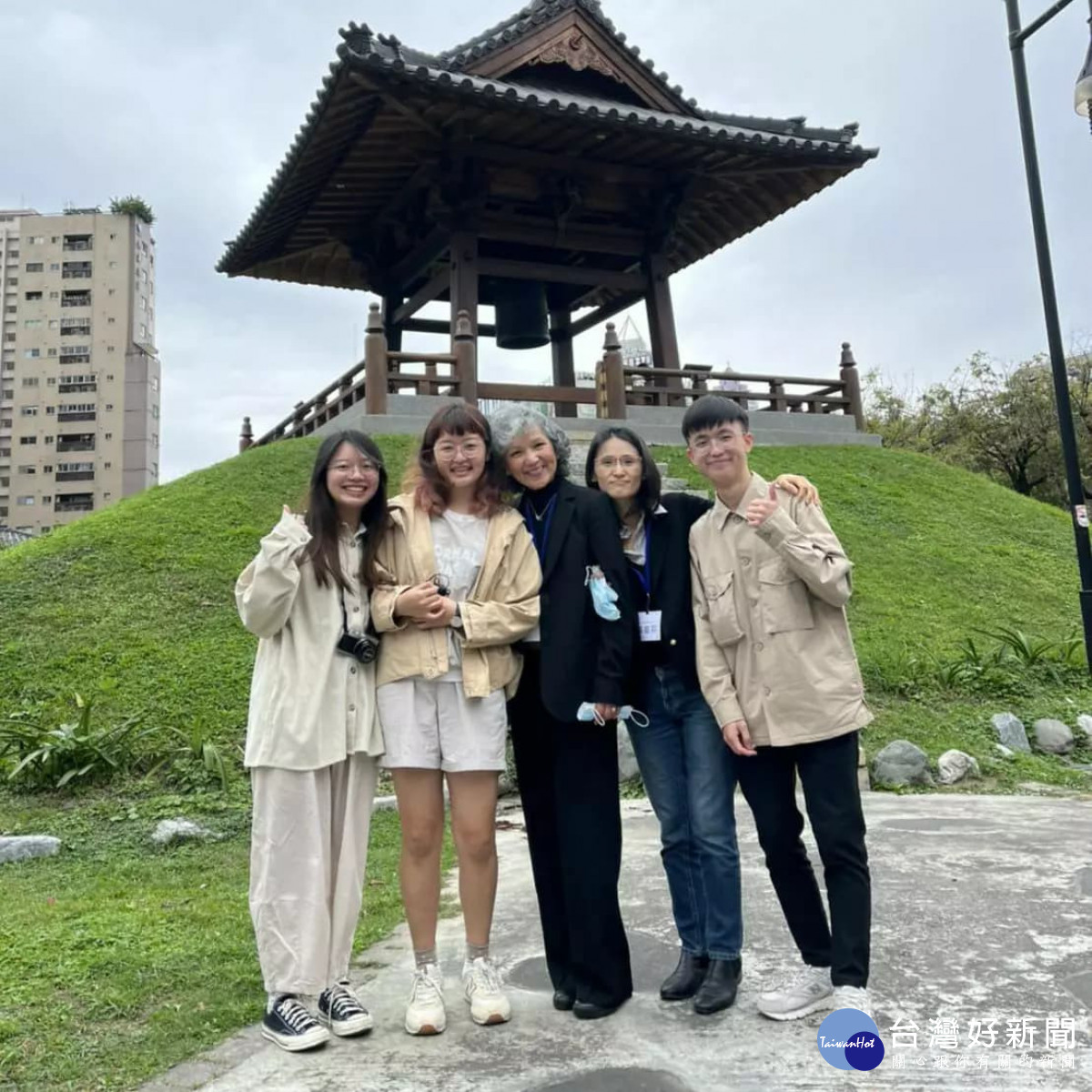 中原地景建築系培養學生跨領域學習，以專業素養持續與社區及土地對話。(左起：李雨洹、林佳樺、鄧婉君老師、吳庭羽老師、溫正齊)