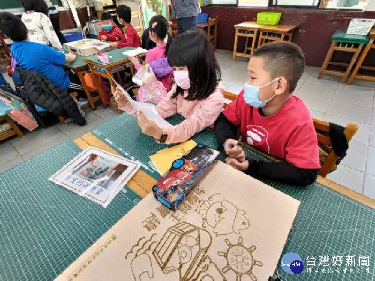 桃園市環保局為推廣環境教育向學校扎根，全國首創「環境教育專業宣講團」