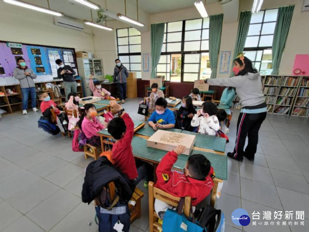 桃園市環保局為推廣環境教育向學校扎根，全國首創「環境教育專業宣講團」