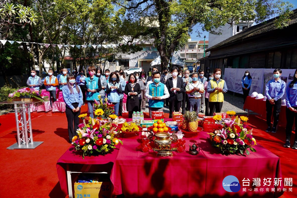 開工祈福典禮由集集鎮長陳紀衡出席擔任主祭，和與會貴賓一起祈求工程如期如質完工。