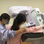 目前新型多功能數位乳房攝影更清晰準確。（南投醫院提供）