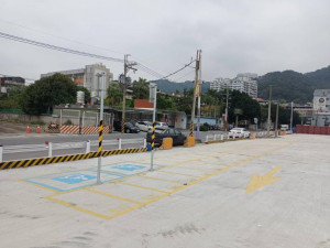 闢文中一臨時平面停車場，總計有504個汽車位、161個機車位，將於明（11）日起開放啟用