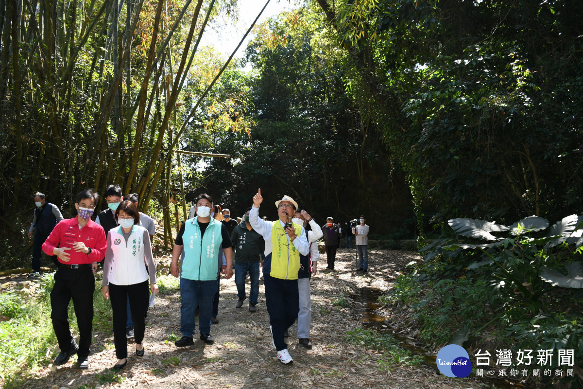 林世賢市長在生態環境清幽的石牌坑親水步道內親自帶隊解說。圖／彰化市公所提供