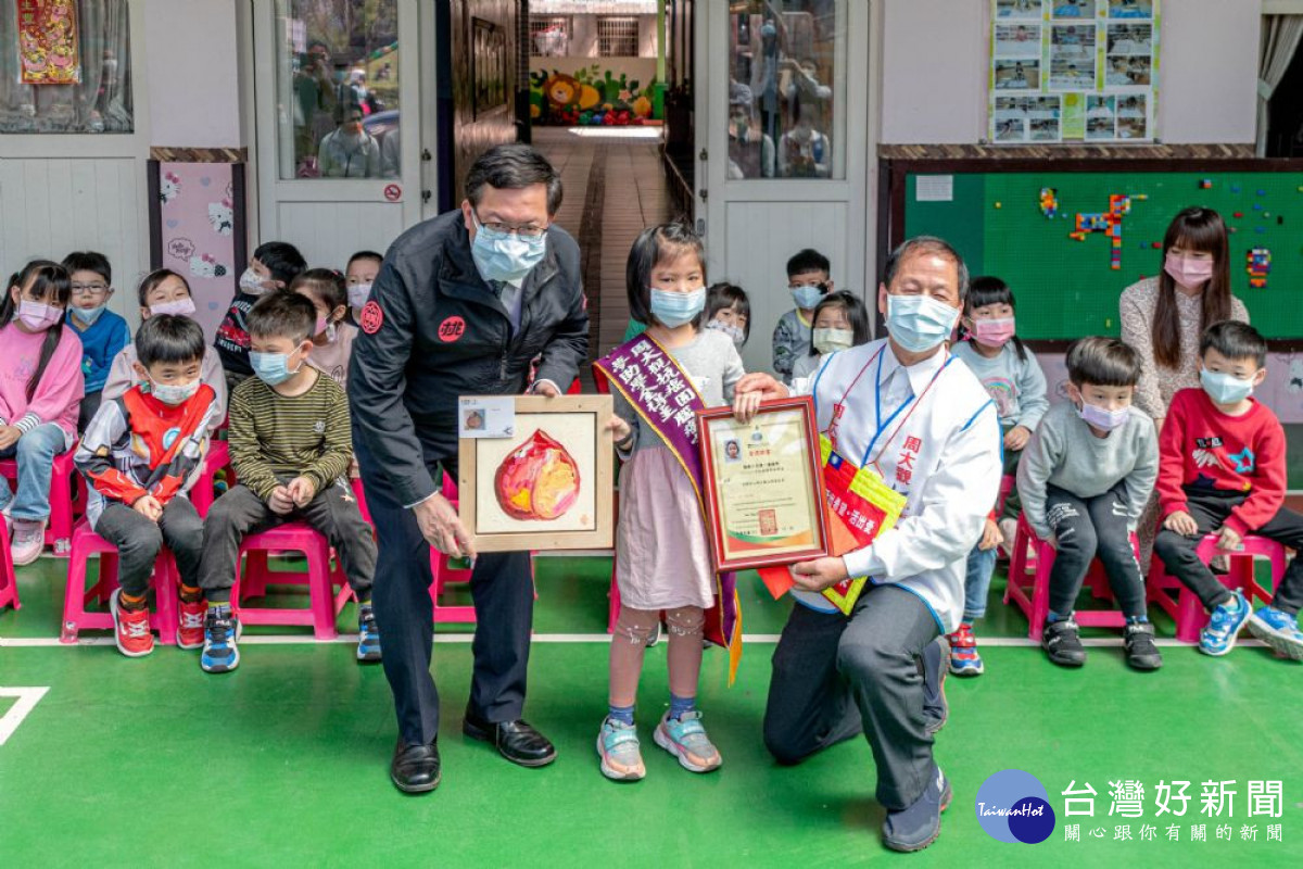 市長與周大觀文教基金會創辦人周進華共同頒發「抗癌圓夢助學金」
