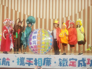 嘉義市府政風處舉辦「廉潔教育」校園誠信巡迴活動，嘉義地檢署檢察長張曉雯(右四)應邀扮演「智者」／嘉義地檢署提供