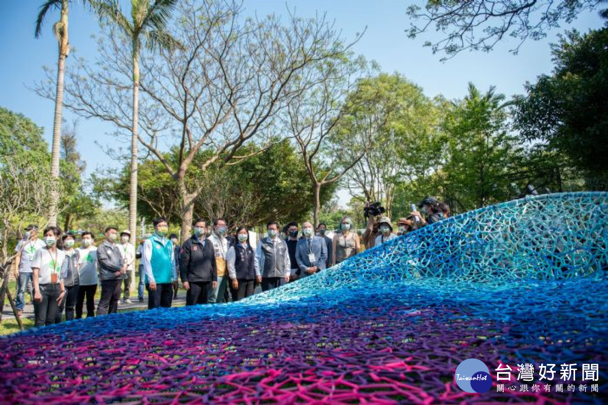 鄭市長與貴賓欣賞墨西哥藝術家Lua RIVERA所創作的「河流的形狀」