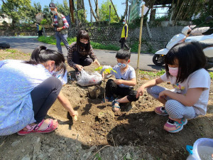 竹山公所營造地方創生相招大家來種樹。（竹山公所提供）
