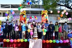 縣長王惠美與梧鳳國小校友、社區家長等一同切下生日蛋糕，慶祝梧鳳國小60歲生日。
