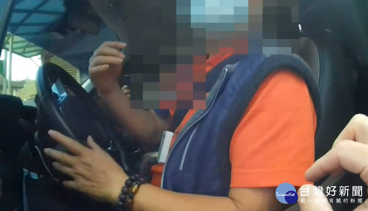 楊梅警方攔查違規迴轉車輛，意外發現駕駛游姓男子為銀行法通緝犯，警方當場將游男逮捕歸案。<br />
<br />
