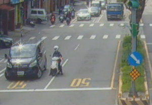 楊梅警方攔查違規迴轉車輛，意外發現駕駛游姓男子為銀行法通緝犯，警方當場將游男逮捕歸案。