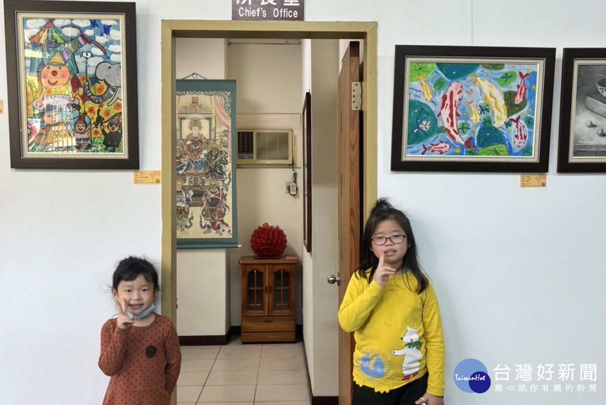 學童很高興創作在分駐所展出。（草屯分局提供）
