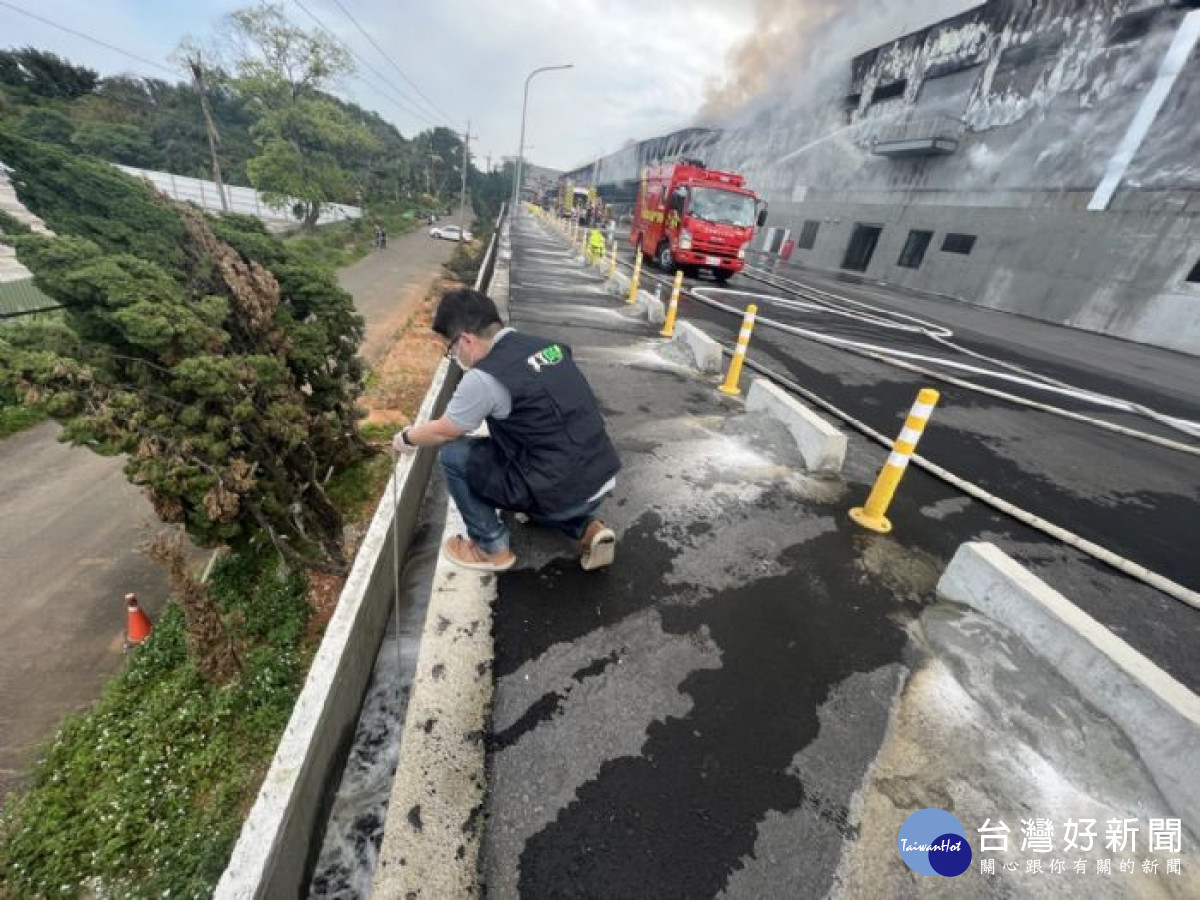 環保局派員前往現場應變與監測空氣品質