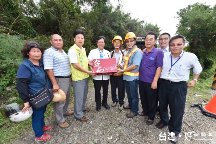 鄭市長對於台電同仁不畏風雨、日夜趕工修復,再次表達對台電同仁的感謝之意。