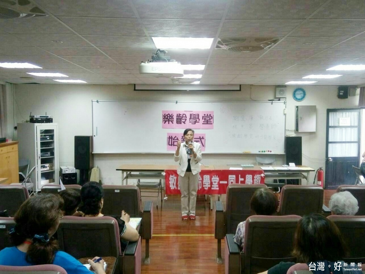 敏盛醫院樂齡學堂一起上學趣,提供年滿50歲市民學習新知,護理師在台上教導民眾一般的護理常識