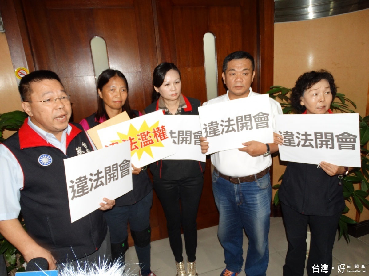 民進黨市議員郭清華衝向副議長室大門,與國民黨議員發生嚴重肢體衝突,打成一團。