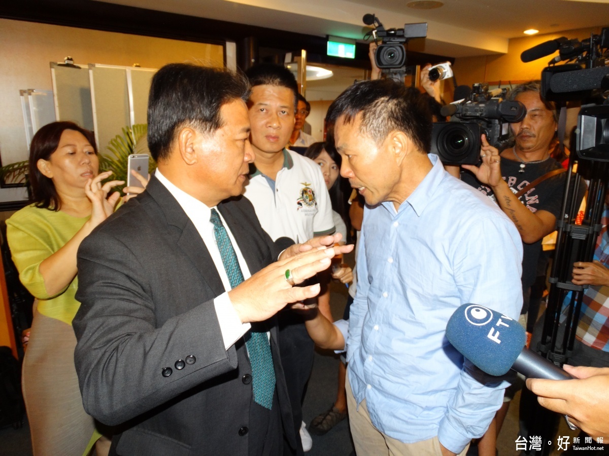 代理議長郭信良(左)裁示散會,引起市議員郭清華(右)不滿,怒責郭信良「為什麼不再等一下,民進黨團是你說的算嗎?」。