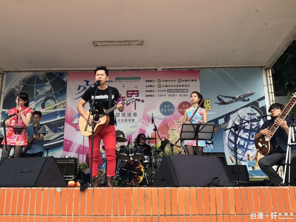 桃園市政府客家事務局今年透過「客家音樂校園巡演徵件計畫」徵選出的優質團隊之ㄧ-東東樂團,30日以客家跨界音樂列車形式來到大園區大興高中熱鬧開唱