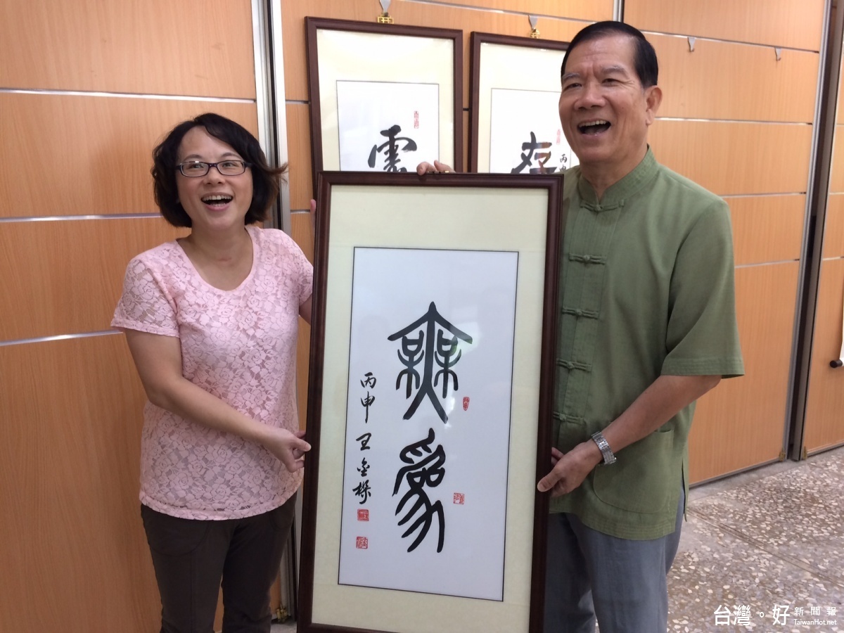 「王金樑校長書法作品展」30日結束,王校長也大方將十多幅的作品贈送給學校同仁,大家樂開懷。(記者蘇榮泉拍攝)
