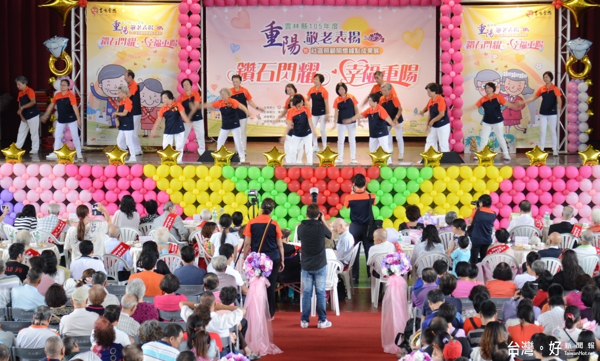 社區關懷據點成果展及才藝表演,展現長輩們樂活與自信。(記者蘇榮泉拍攝)