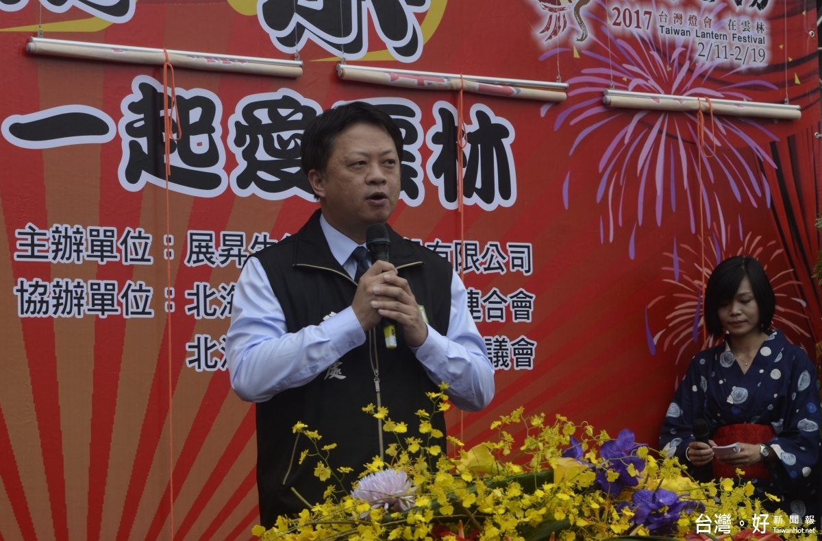 「鮭魚返鄉一起愛雲林-鮭魚祭」開幕典禮,由建設處長蘇孔志代表雲林縣長李進勇參加揭幕。(記者蘇榮泉拍攝)
