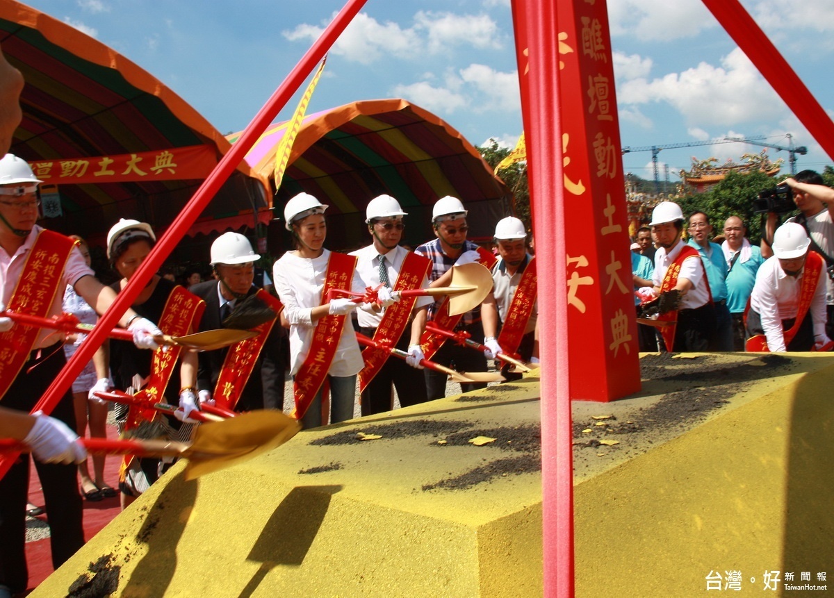 許淑華立委林明溱縣長宋懷琳市長等為三玄宮醮壇動土儀式持鏟。（記者扶小萍攝）