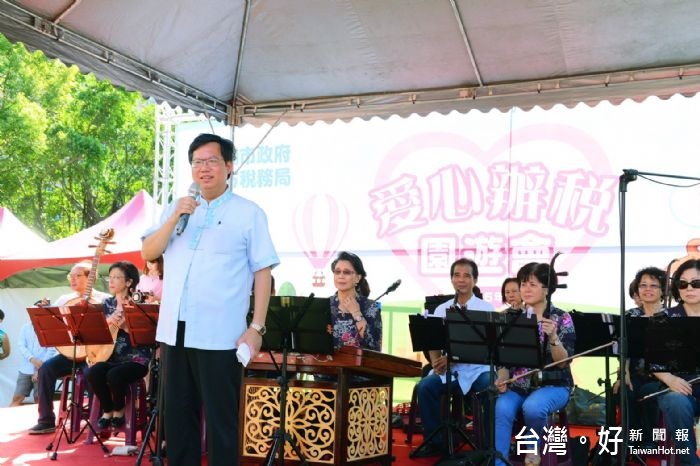 鄭市長表示,讓參加的民眾獲得相關稅務政策知識,也可以開心摸彩,是很有意義的活動。