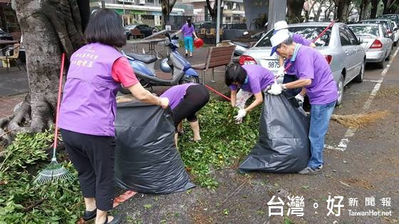 台中市環保志工投入協助風災後環境整理作業。