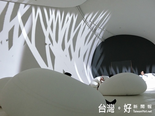 《一期一會無盡藏 伊東豊雄的劇場夢》觀念建築展,民眾可以在巨型的懶骨頭座墊,體驗與色彩與光影嬉戲的趣味。(記者賴淑禎攝)