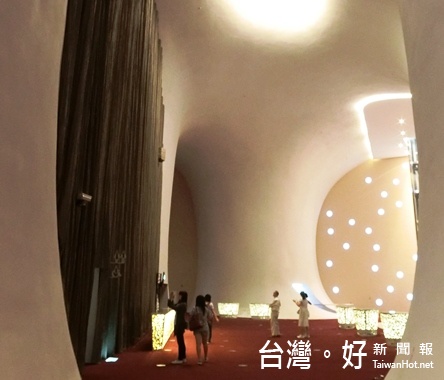 臺中國家歌劇院內美聲涵洞的的設計,形成相當獨特的歌院院風格。(記者賴淑禎攝)