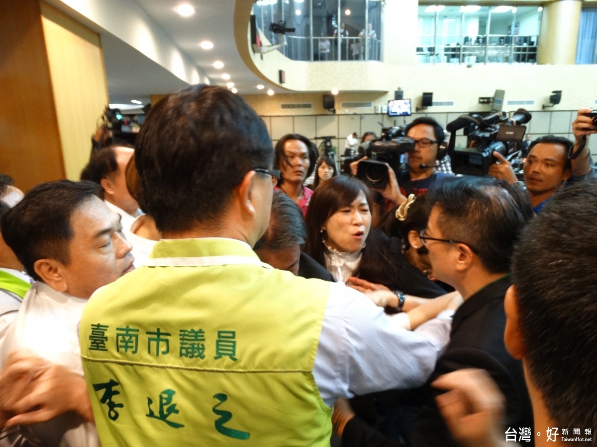 衝突引爆點在代理議長郭信良步入議場時,國民黨議員從電梯口一路阻擋到主席台,民進黨議員集體護衛郭信良進場,兩黨議員相互推擠,演出全武行。