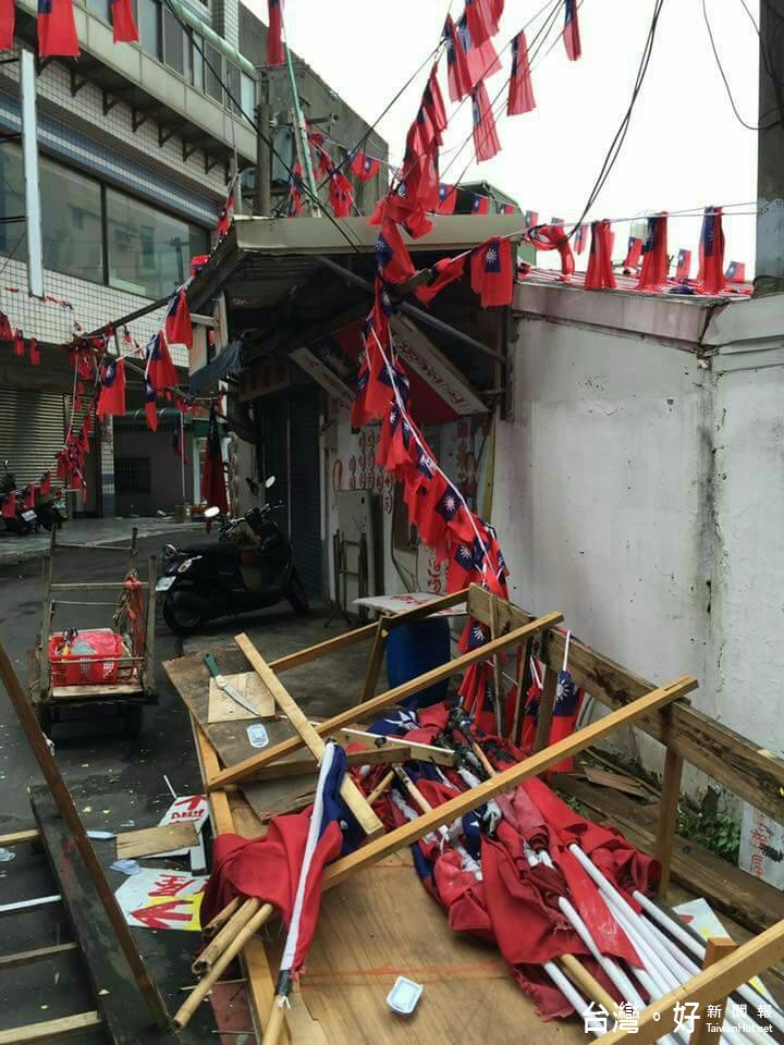 佈置接近完工的升旗會場遭「梅姬颱風」吹毀殆盡。