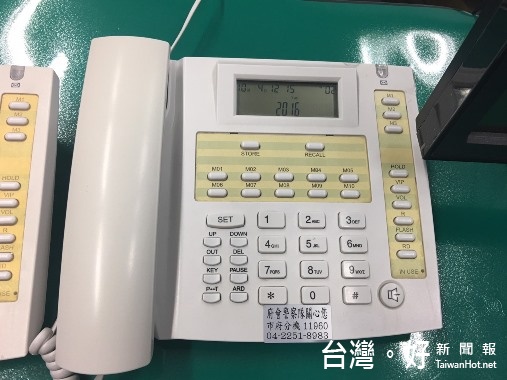 中市府會園區警察隊電話小貼紙,提供府內單位機動式服務。(記者賴淑禎攝)