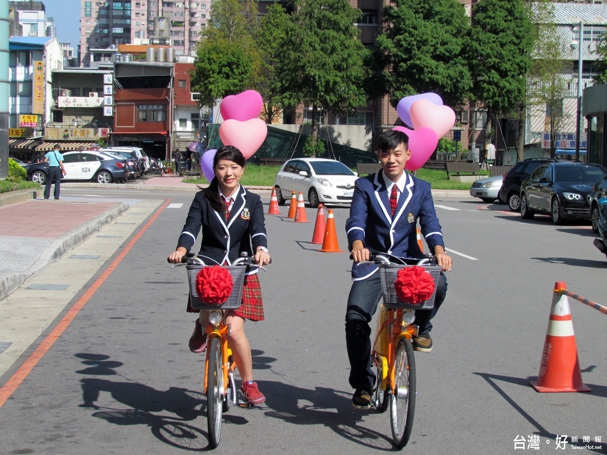 記者會安排新人代表邱維德先生及蔡伊婷小姐著學生制服,騎乘YouBike進場