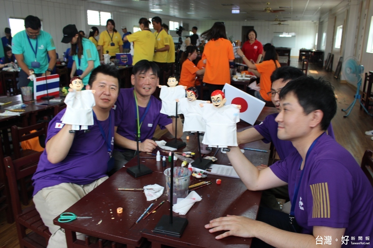 亞洲七國組團學員前往斗南「偶的家」，現學現賣學習戲偶製作和表演。（記者簡勇鵬攝）
