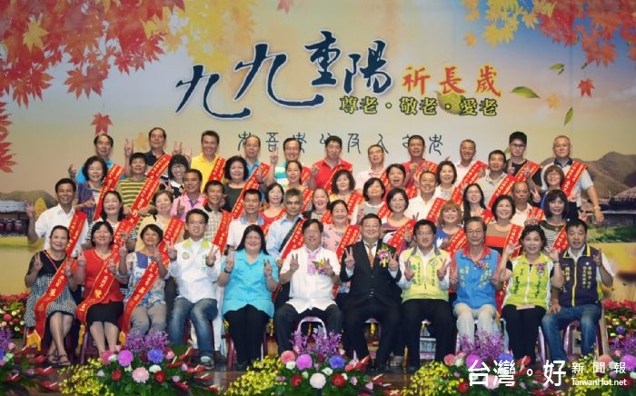 鄭市長祝福長者都能「忘憂」、「忘年」,「活到老、學到老」,讓生活少點負擔、多點活動。
