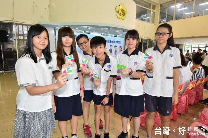 翻轉彰化一張卡發表會-學生持悠遊卡享受閱讀。(圖/彰化縣政府提供)