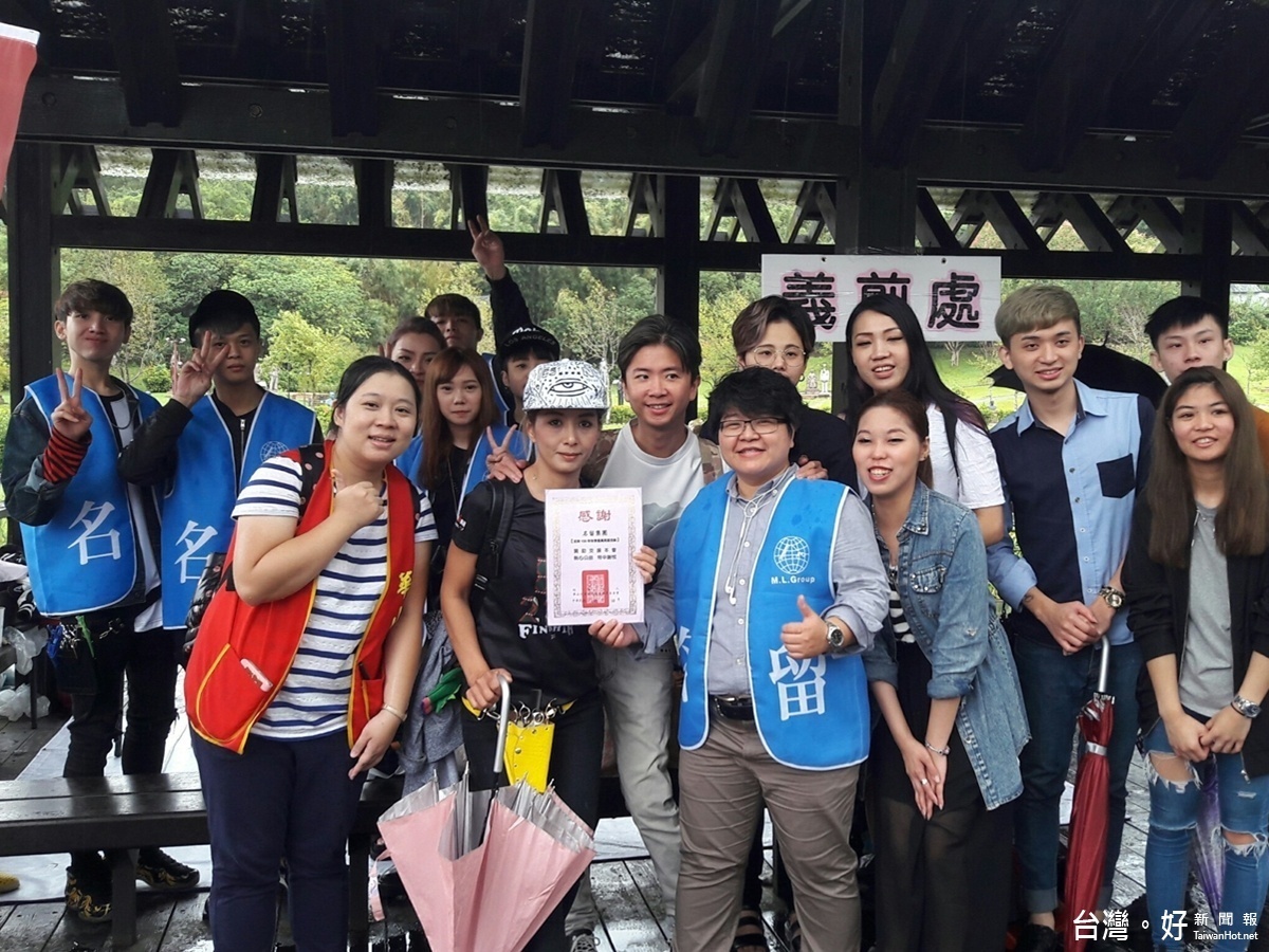華山基金會邀請桃園地區13個鄉鎮市,300多位弱勢長輩同遊慈湖及兩蔣文化園區,愛心義剪團隊也在現場為長者義剪