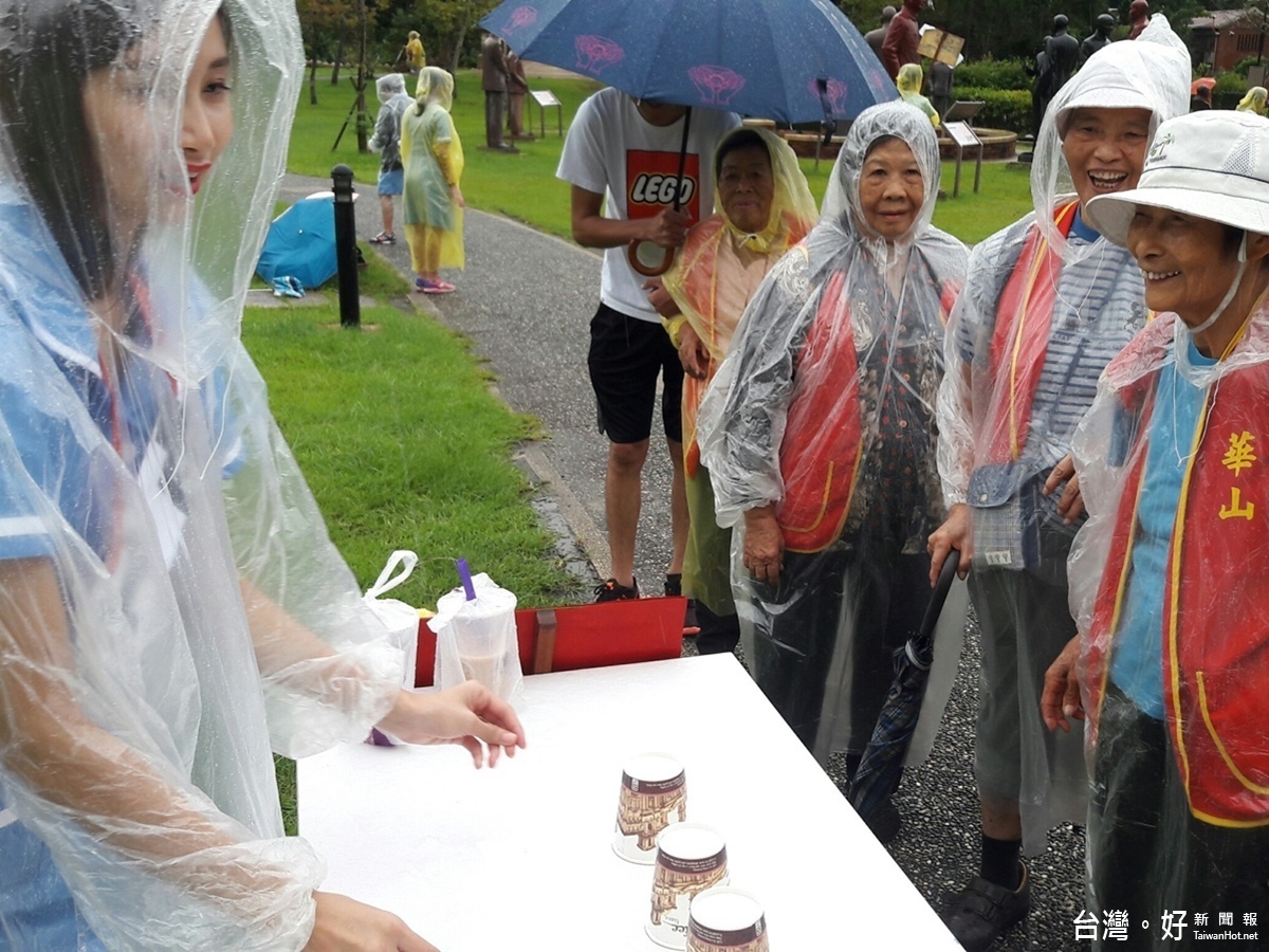 今早雖有陣雨,有50位「未來的白衣天使」新生醫專學生擔任「守護天使」,全程陪伴,透過猜謎、疊杯、扭腰、踢球等闖關活動
