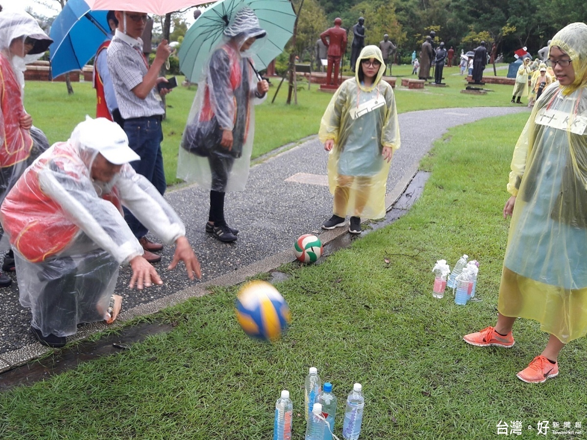 早上雖有陣雨，有50位「未來的白衣天使」新生醫專學生擔任「守護天使」，全程陪伴，透過猜謎、疊杯、扭腰、踢球等闖關活動