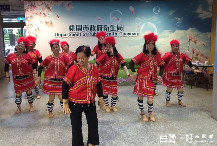 衛生局邀請81歲的曹蓮英舞蹈老師與她所帶領的千歲舞蹈團。