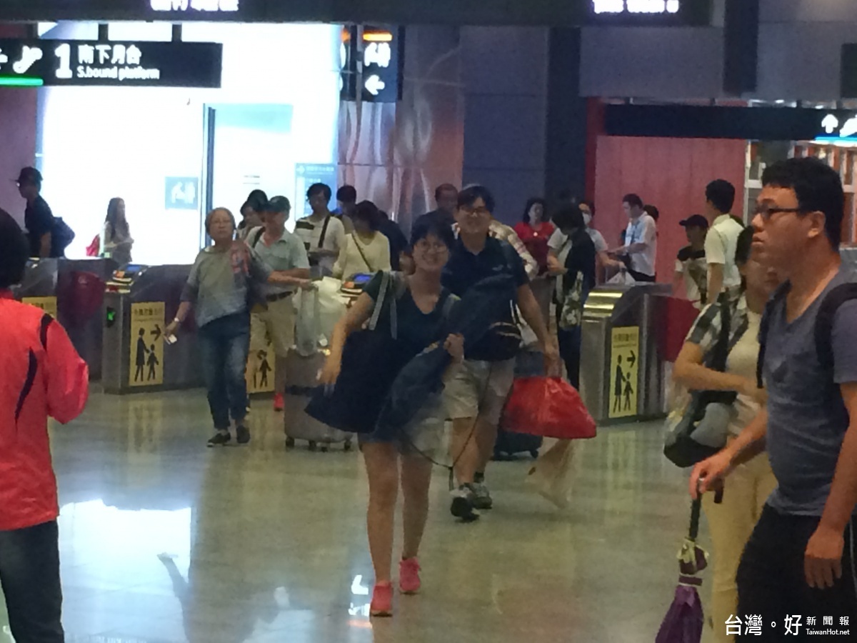雙十連續假期雲林高鐵站南下返鄉人潮不斷湧現，高鐵因應疏運，站 區接駁公車增班載客。（記者蘇榮泉攝）