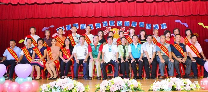 鄭市長表示,市府會全力支持每位長輩參加社區活動,煩惱少一點,都能活到老、學到老。