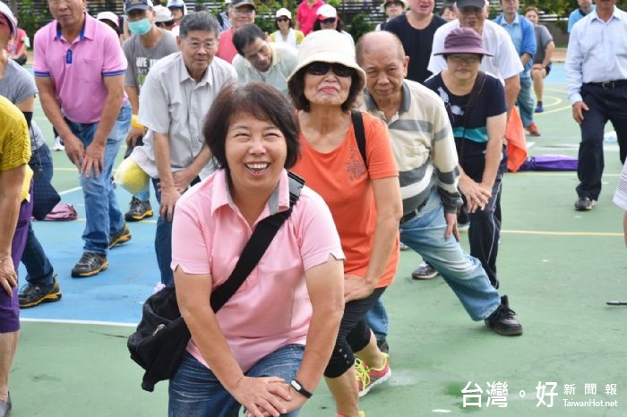 鄭市長:祖孫3代親子共遊,體驗重陽健康健走 。