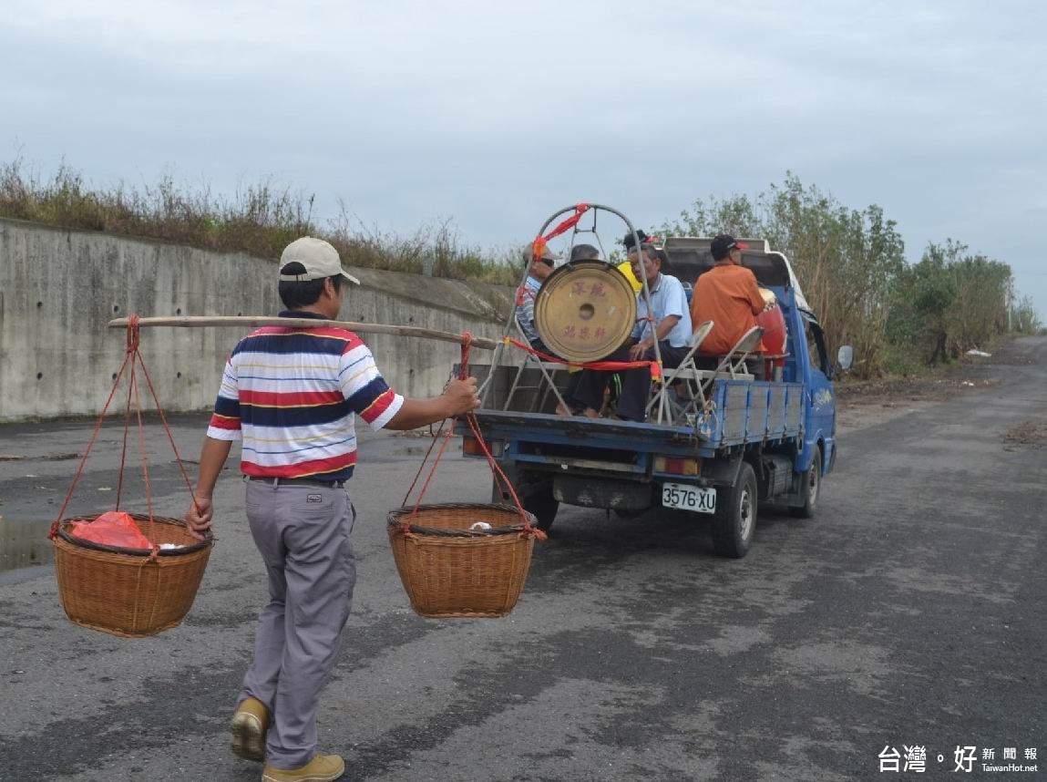 詔安客家社區先民秉持著感天念地之恩惠,早期會烹煮豐盛菜飯以扁擔挑至溪畔祭祀溪王。(記者蘇榮泉攝)