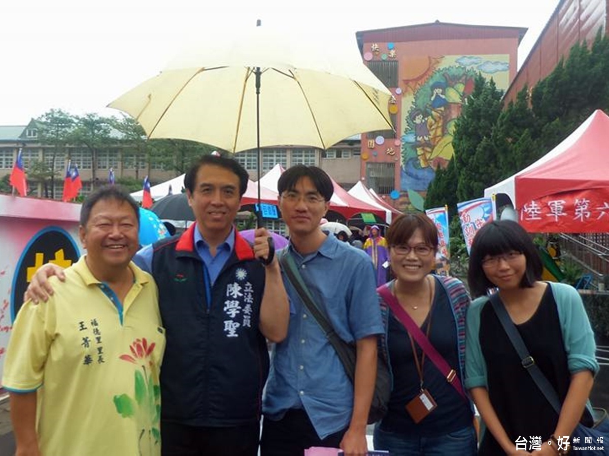 桃市眷村文化節特別在內壢福德里舉辦「慶雙十 重拾眷回憶」活動,立委陳學聖與福德里長王菁華在該里前合影