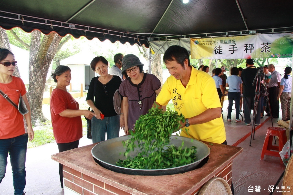 資深茶師傅指導民眾如何炒茶。（記者扶小萍攝）