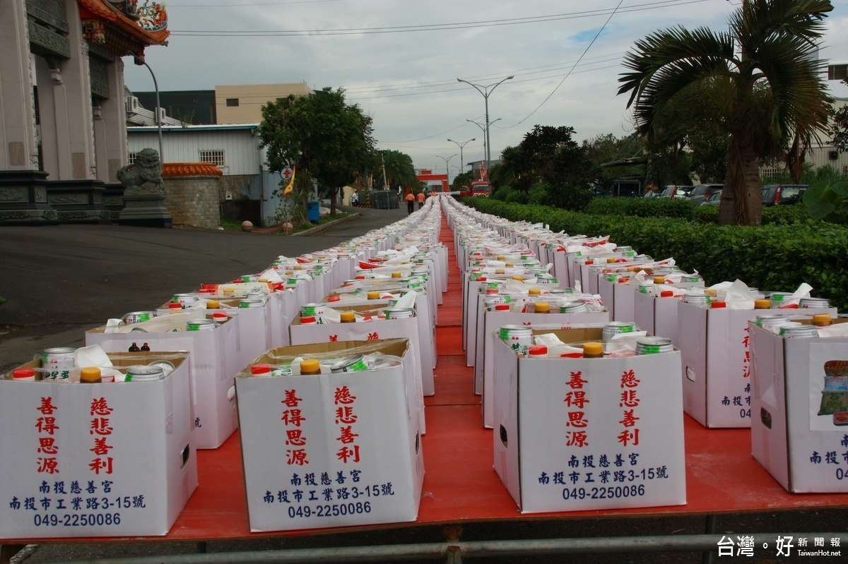 慈善宮前道路封街才能擺下供桌至為壯觀。（記者扶小萍攝）