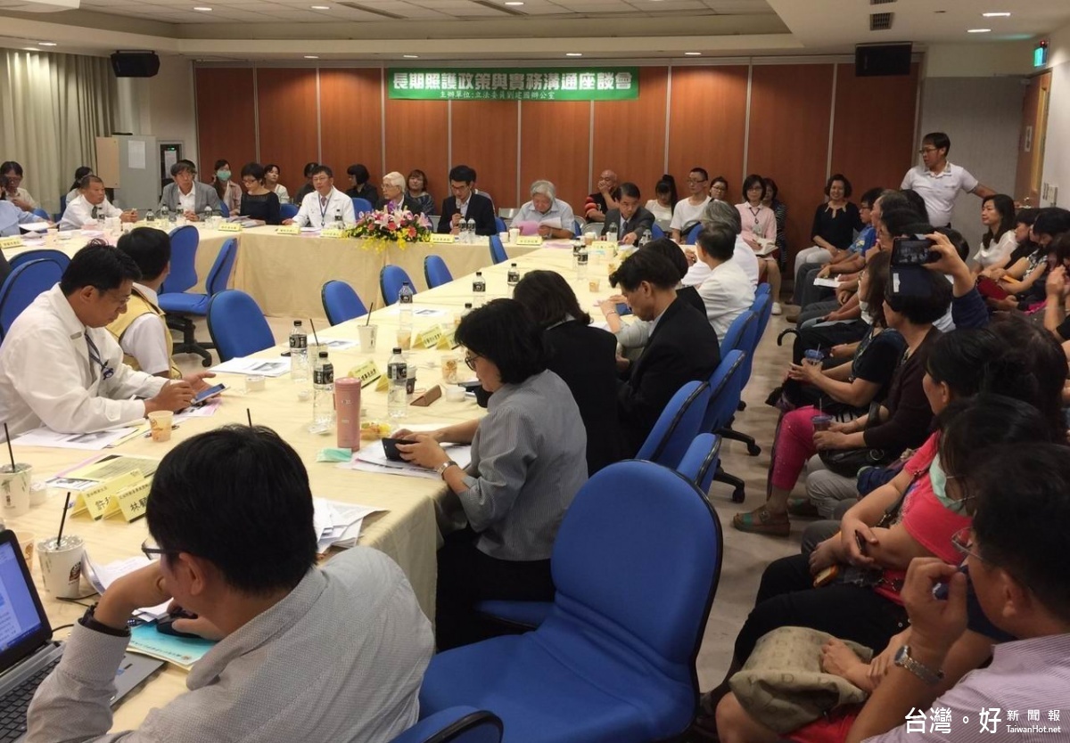 林部長率一級主管與台大雲林及虎尾、成大斗六、若瑟、中醫大北港媽祖醫院、彰基雲林分院、長庚麥寮分院、長照機構團體代表座談溝通會。(記者蘇榮泉攝)