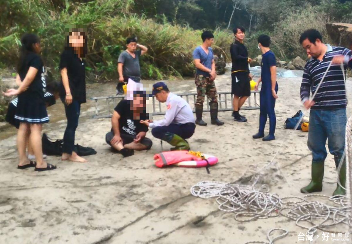 張姓遊客擅進危險水域落水獲救。(記者簡勇鵬翻攝)